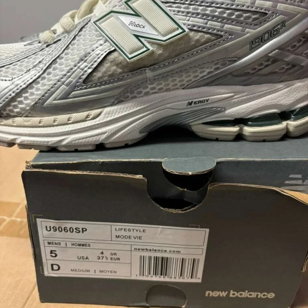 New balance unisex shoes size 5 women 8 color white and silver